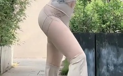 小孩子桶他的妈妈